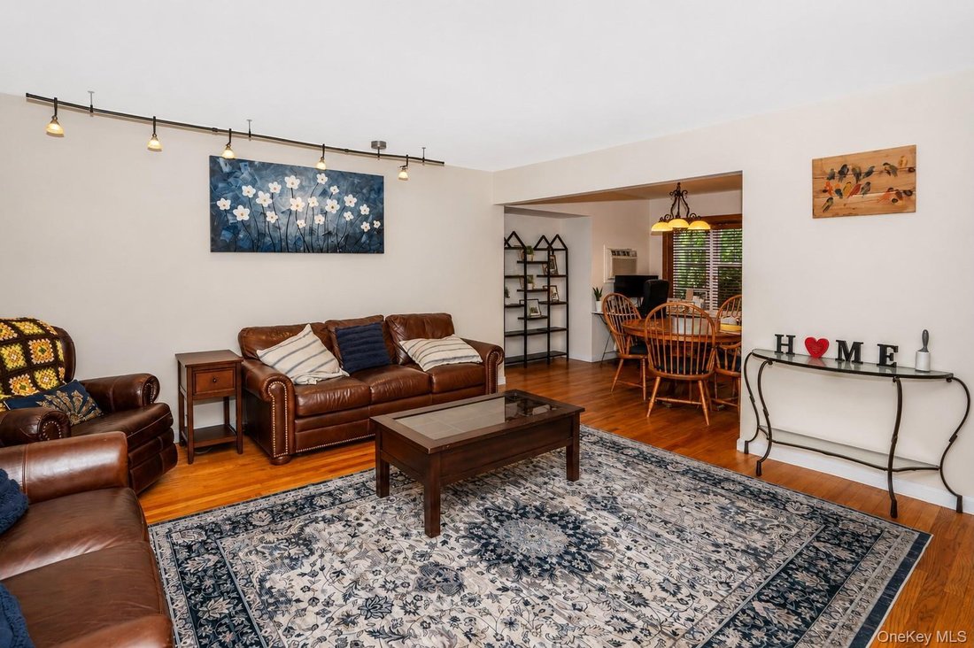 West Babylon, New York, United States 3 - 18451351