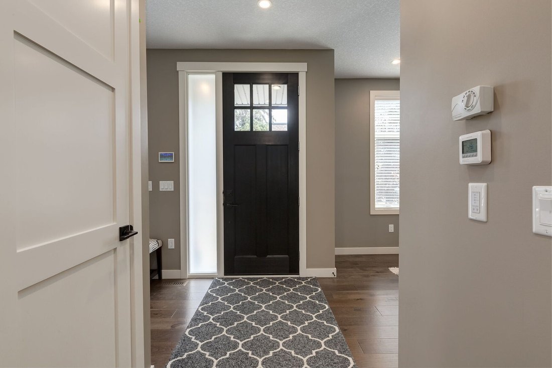 House in Calgary, Alberta, Canada 4 - 18458151