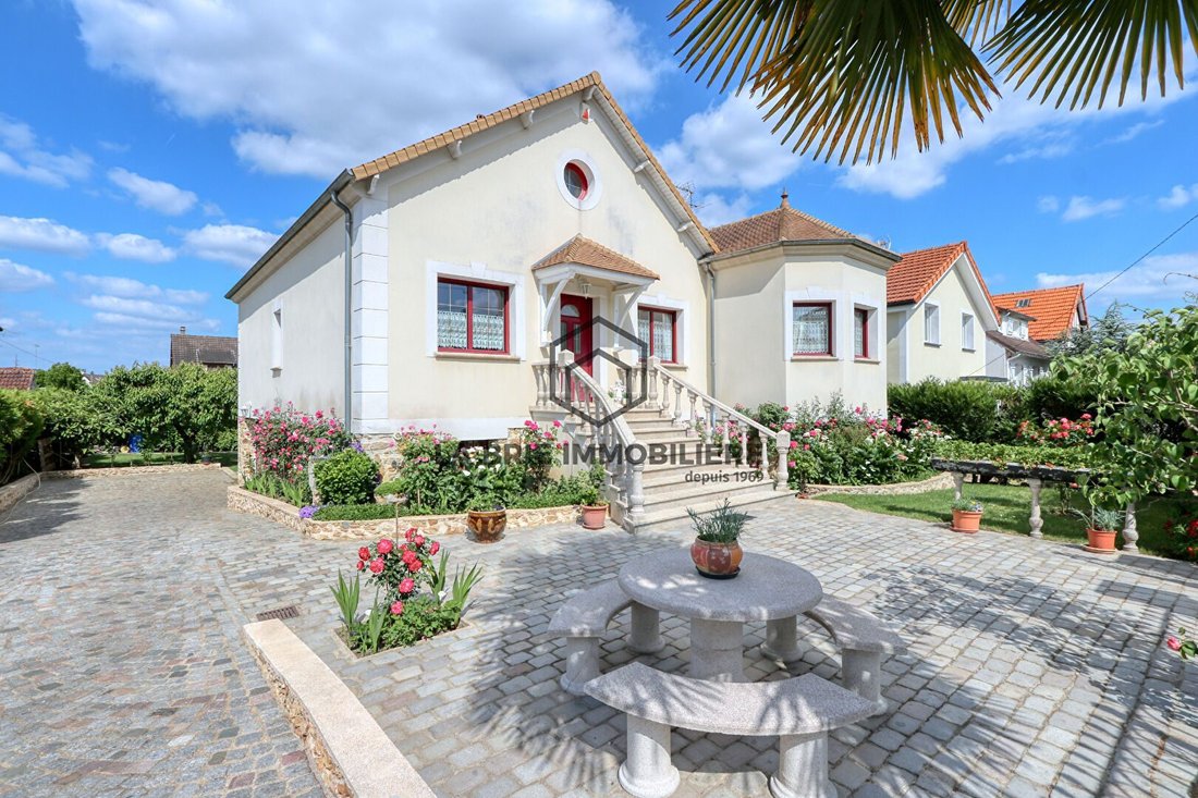 Villa in Les Sablons, Villecresnes, France 1 - 18465475