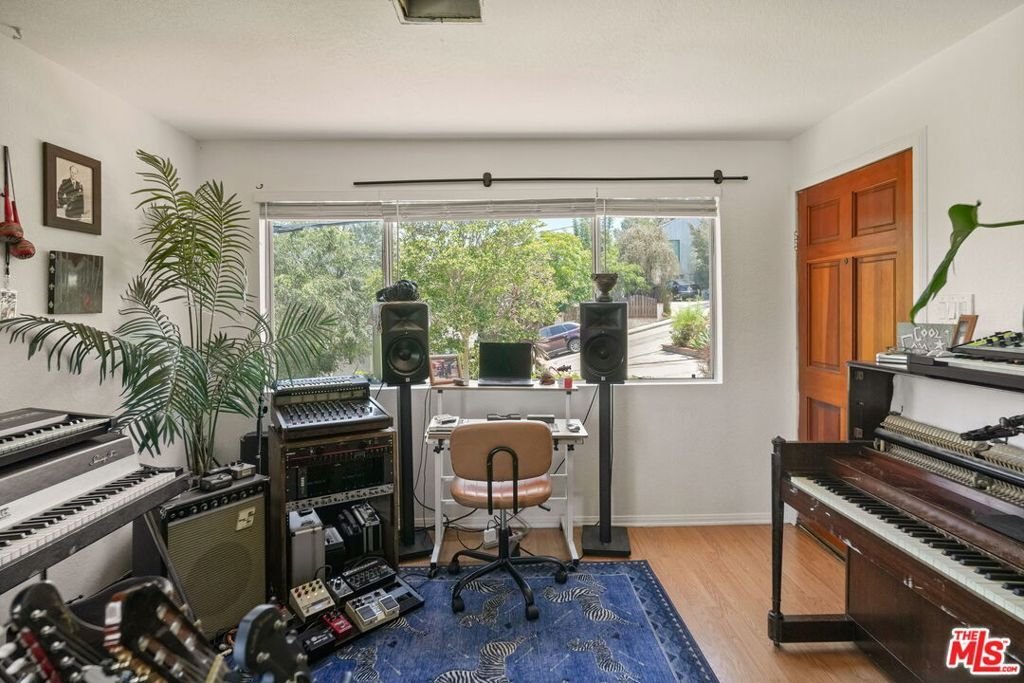 Los Angeles, California, United States 4 - 18459100