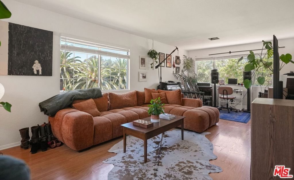 Los Angeles, California, United States 3 - 18459100