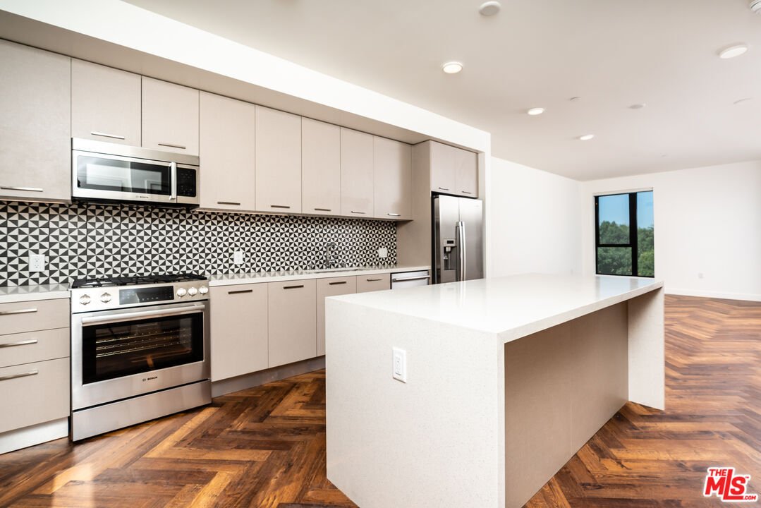 Los Angeles, California, United States 4 - 18460375