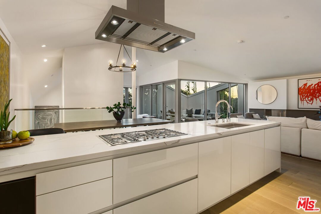 Beverly Hills, California, United States 5 - 18460450