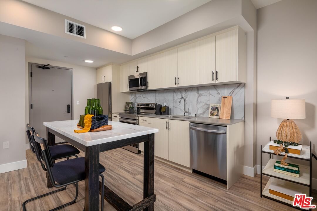 Inglewood, California, United States 4 - 18460430
