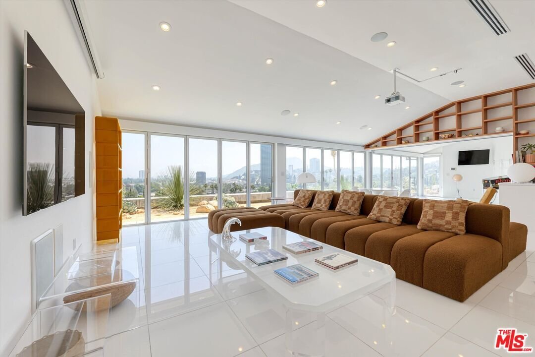 Los Angeles, California, United States 2 - 18460419