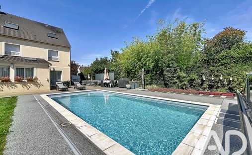 House in Villeneuve-Saint-Denis, Ile-de-France, France 1