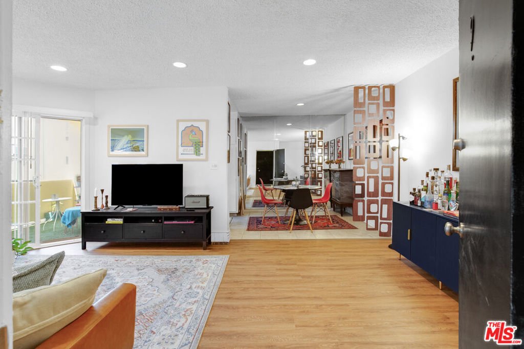 Los Angeles, California, United States 3 - 18459074
