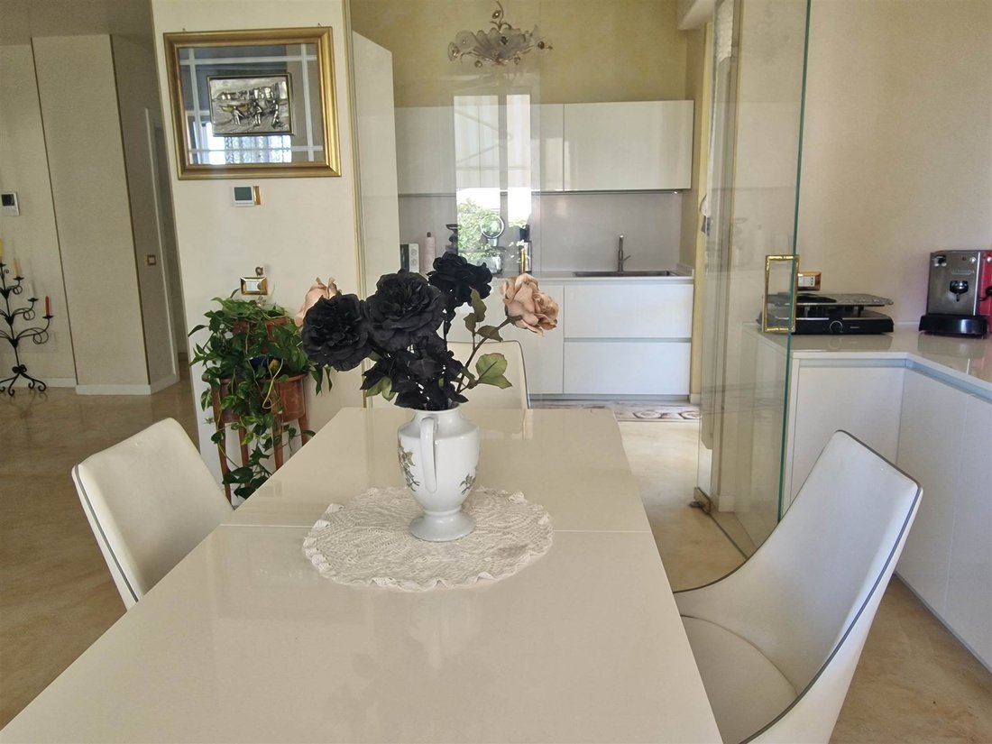 Villa in Desenzano Centro, Desenzano del Garda, Lombardy 1 - 18460598
