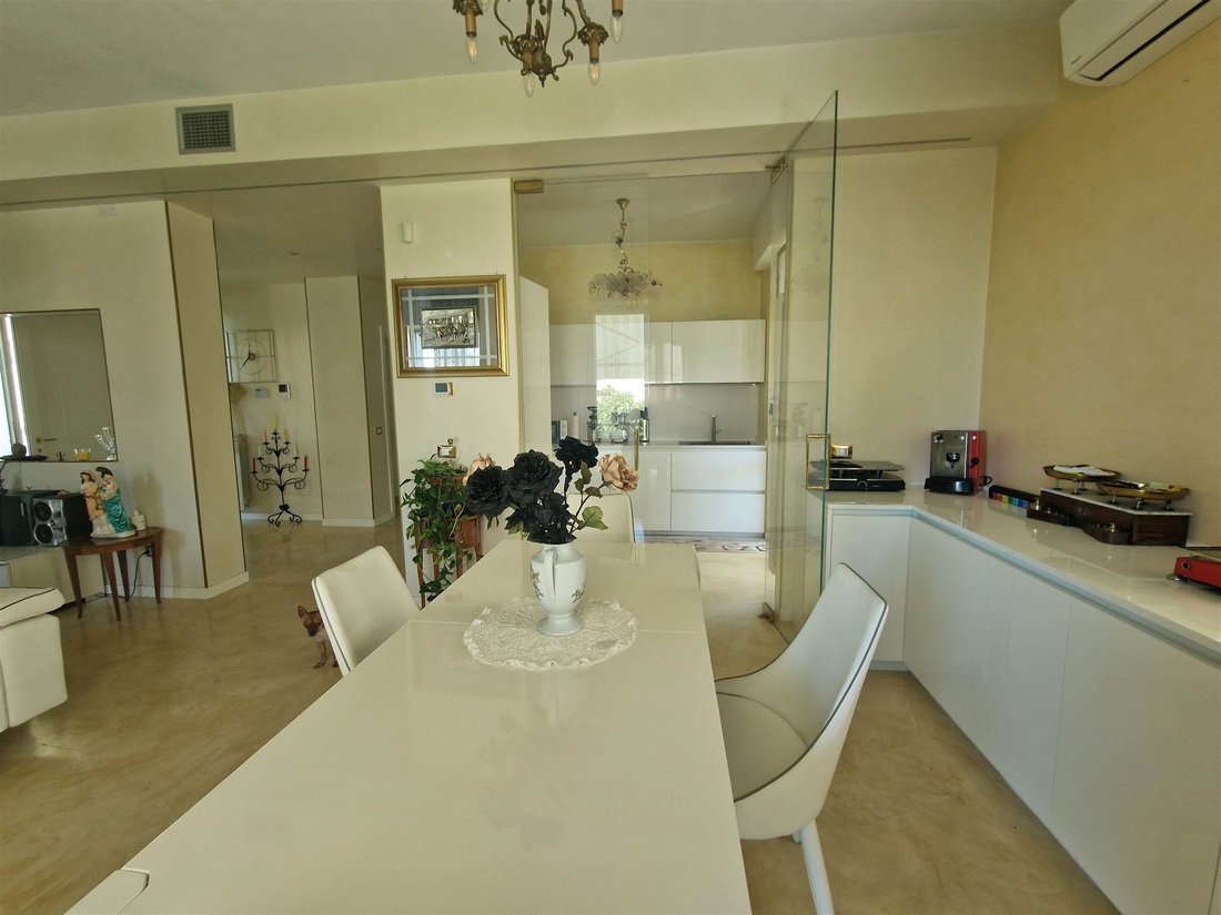 Villa in Desenzano Centro, Desenzano del Garda, Lombardy 3 - 18460598
