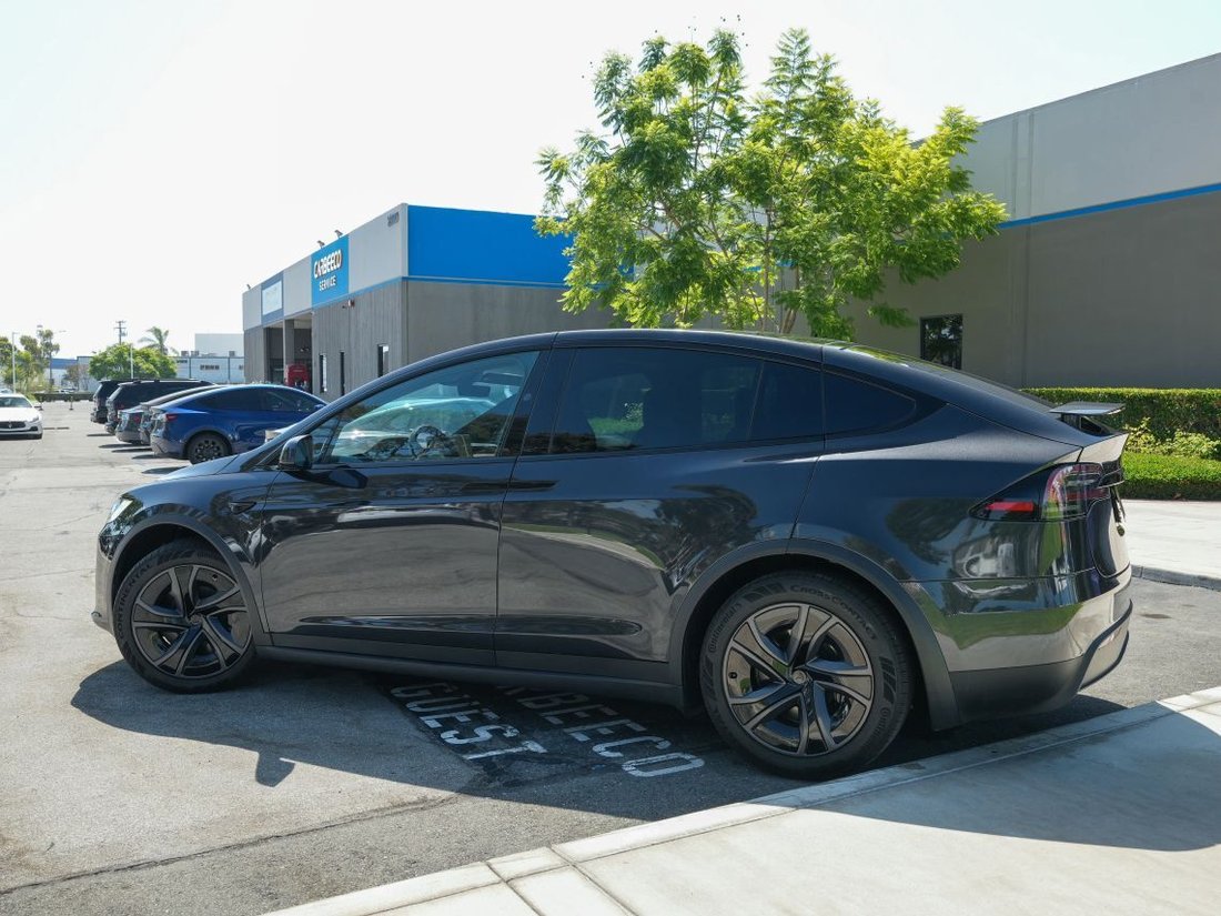 Suv in Costa Mesa, CA, United States 4 - 18435012