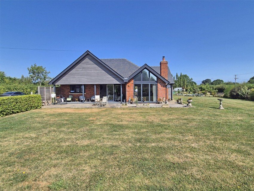 Bungalow in Tiptoe, England 1 - 18467945