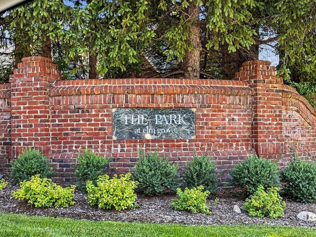 Condo in Elm Grove, Wisconsin, United States 1 - 18463800