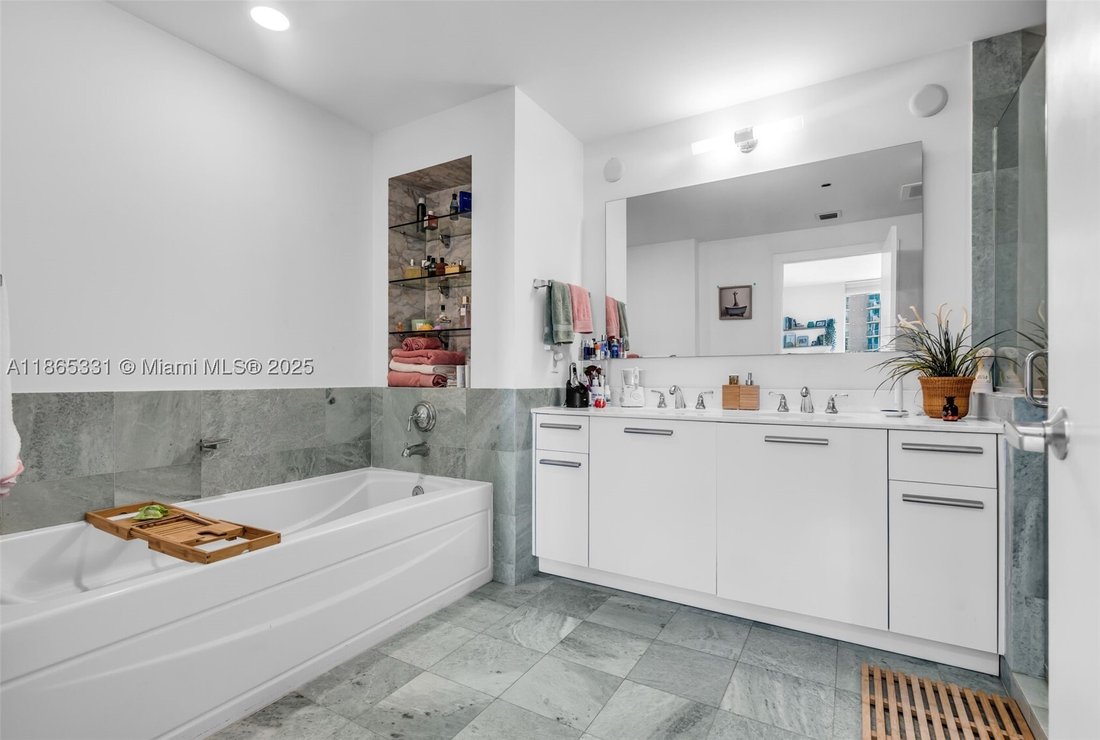 Condo in Miami, Florida, United States 4 - 17203807