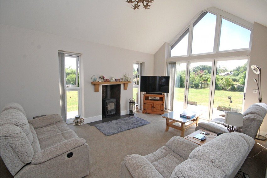Bungalow in Tiptoe, England 3 - 18467945