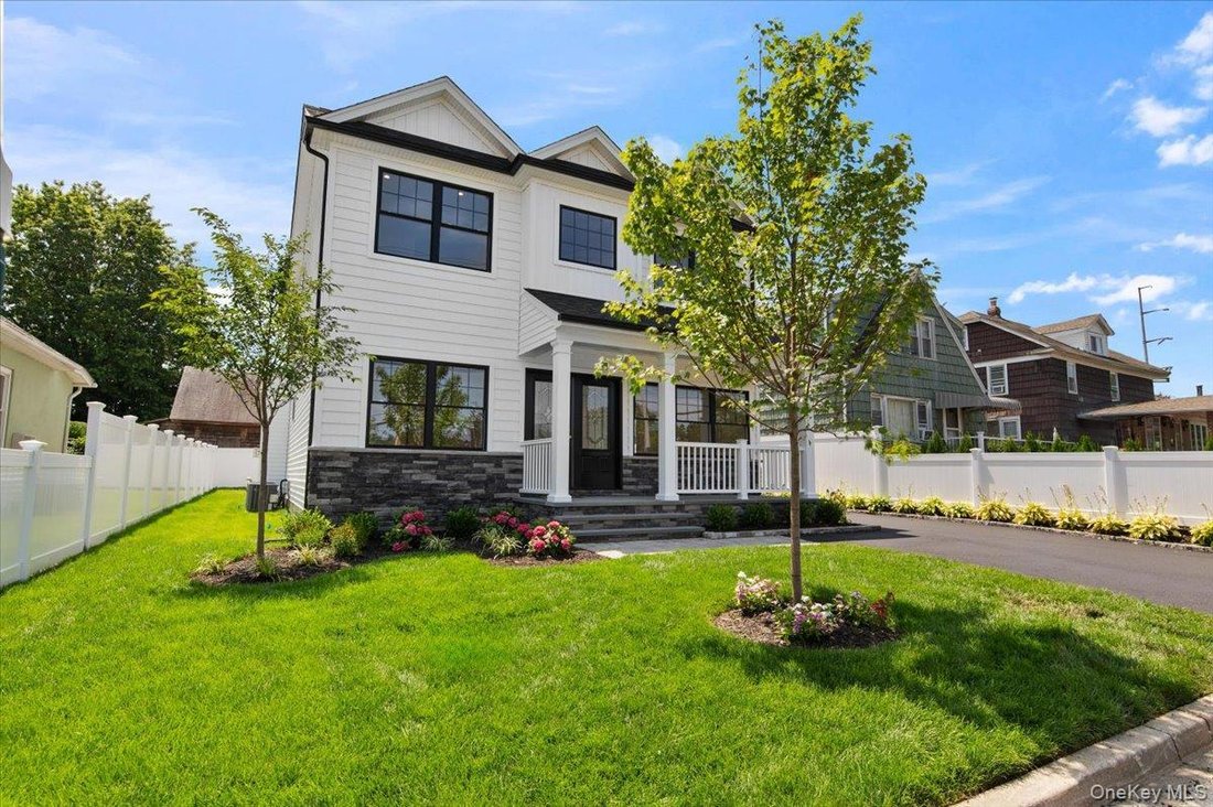House in Syosset, New York, United States 1 - 17390227
