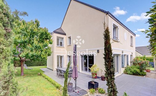 House in Forêt, Saint-Germain-en-Laye, France 1