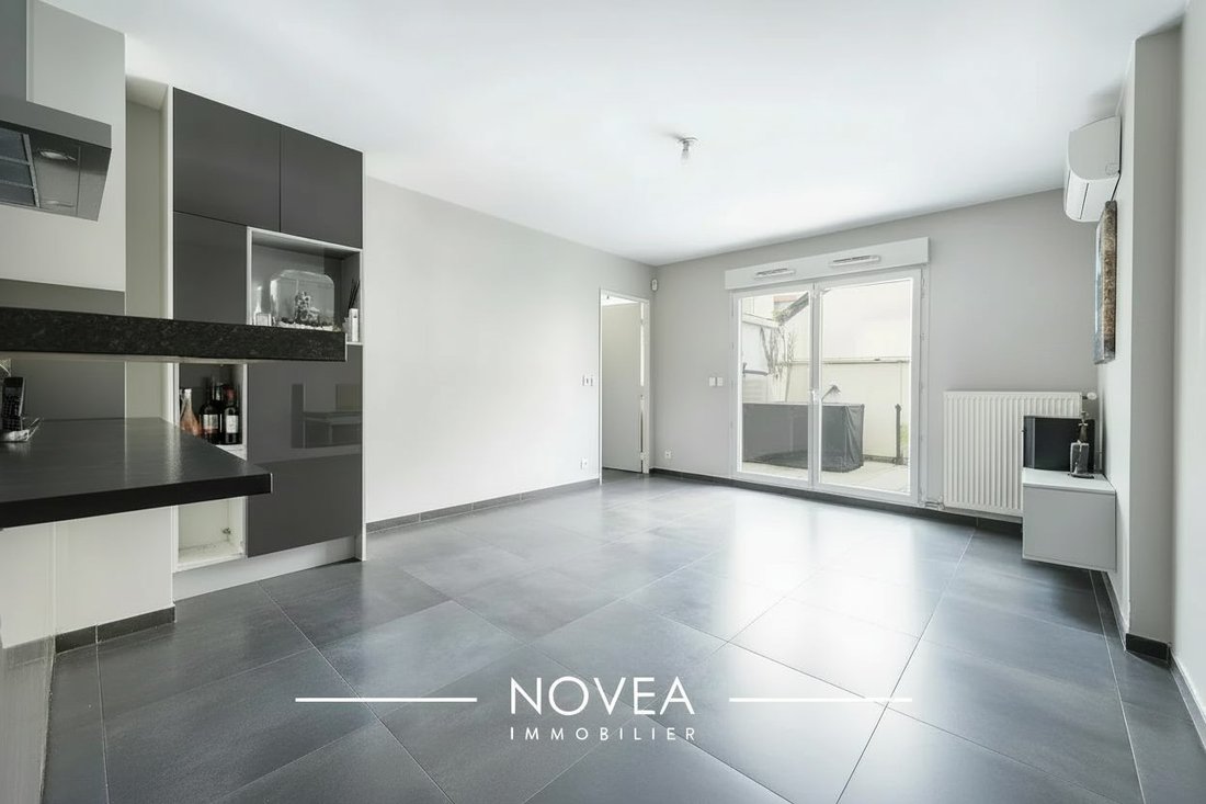 Zola - Pressence, Villeurbanne, France 2 - 18465493