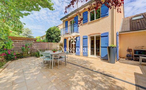 House in Forêt, Saint-Germain-en-Laye, France 1