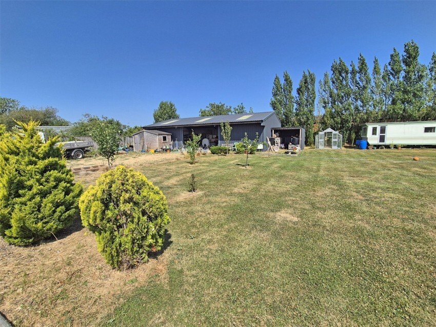 Bungalow in Tiptoe, England 2 - 18467945
