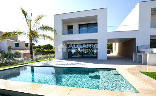 Villa in Quarteira, Algarve, Portugal 1