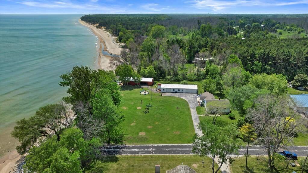 House in Two Rivers, Wisconsin, United States 3 - 18465373
