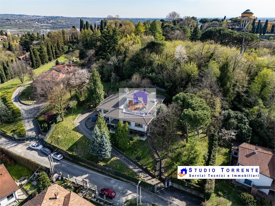 Villa in Inverigo, Lombardy, Italy 1 - 18472612