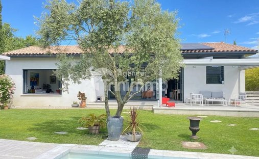 House in Hôtel de Ville, Morieres-les-Avignon, France 1
