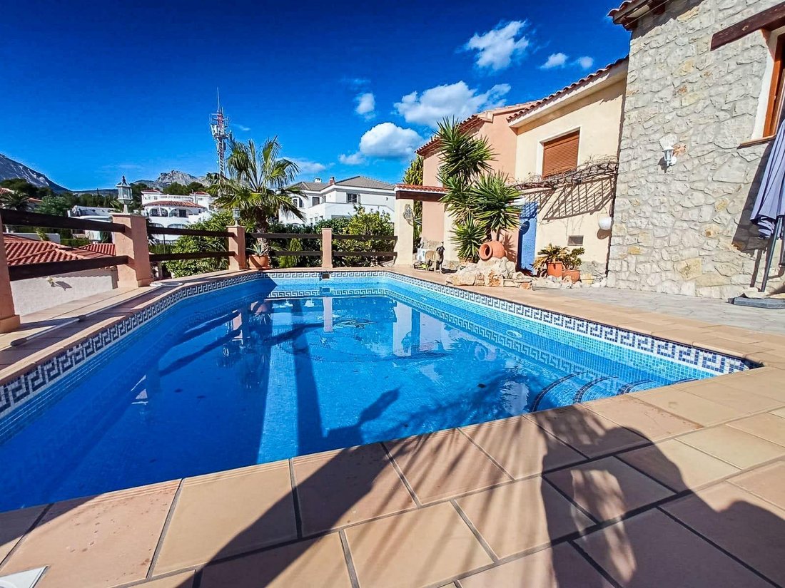 Chalet in l'Alfas del Pi, Valencian Community, Spain 1 - 18474409