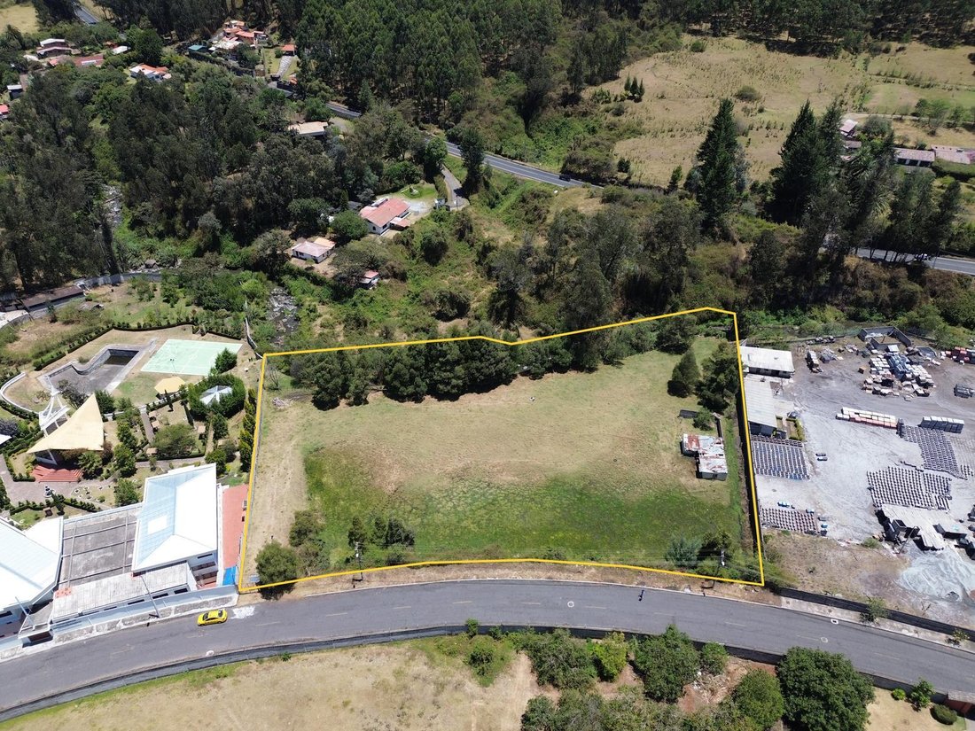 Land in Quito, Pichincha, Ecuador 1 - 18474086