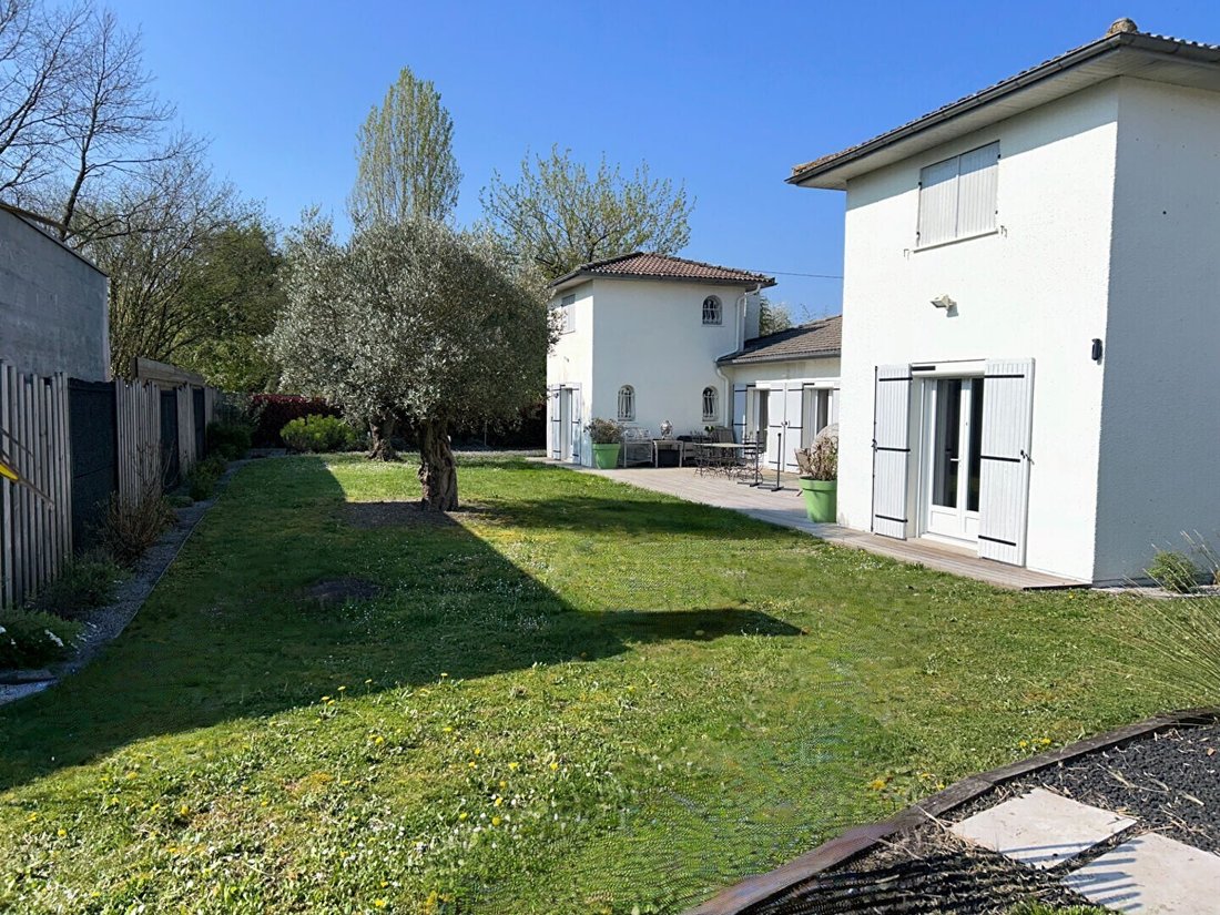 Villa in Saint-Sulpice-et-Cameyrac, Nouvelle-Aquitaine, France 1 - 18405949