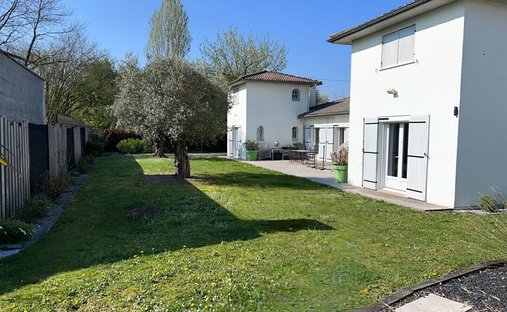 Villa in Saint-Sulpice-et-Cameyrac, Nouvelle-Aquitaine, France 1