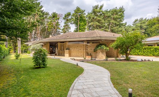 Villa in Appiano Gentile, Lombardy, Italy 1