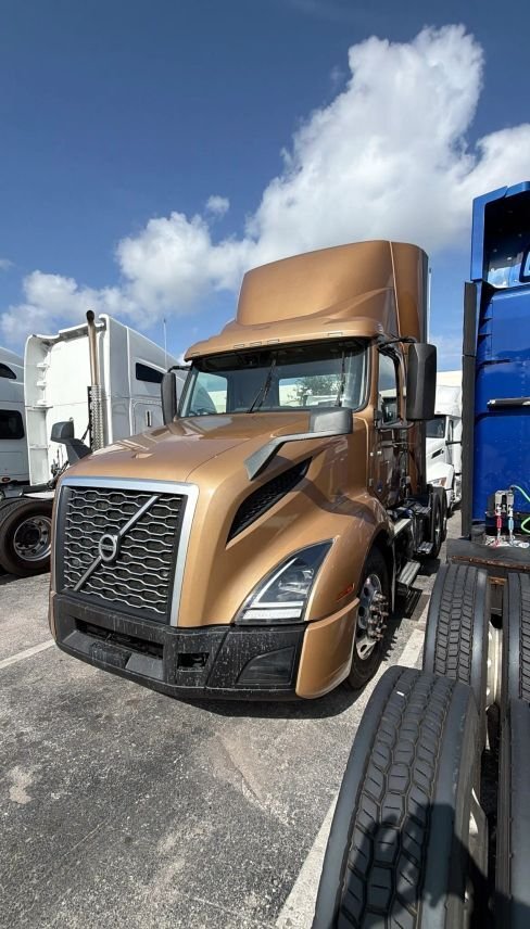 2022 Volvo Commercial VNL VNL 300 Day Cab in Miami, FL, United States 2 - 18479869