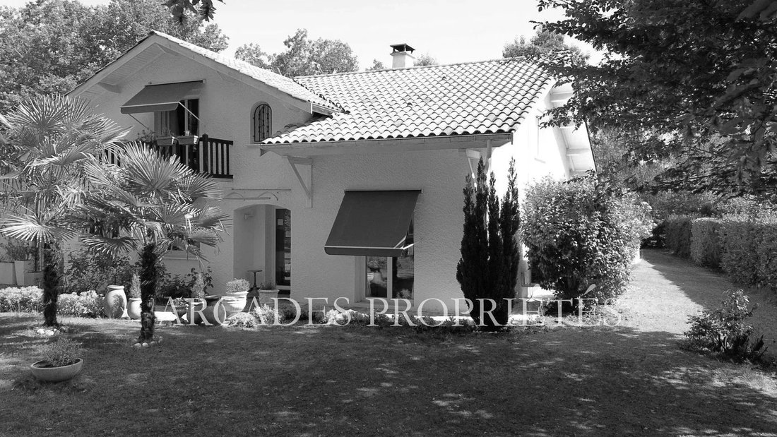 House in Saint-Sulpice-et-Cameyrac, Nouvelle-Aquitaine, France 1 - 17564464