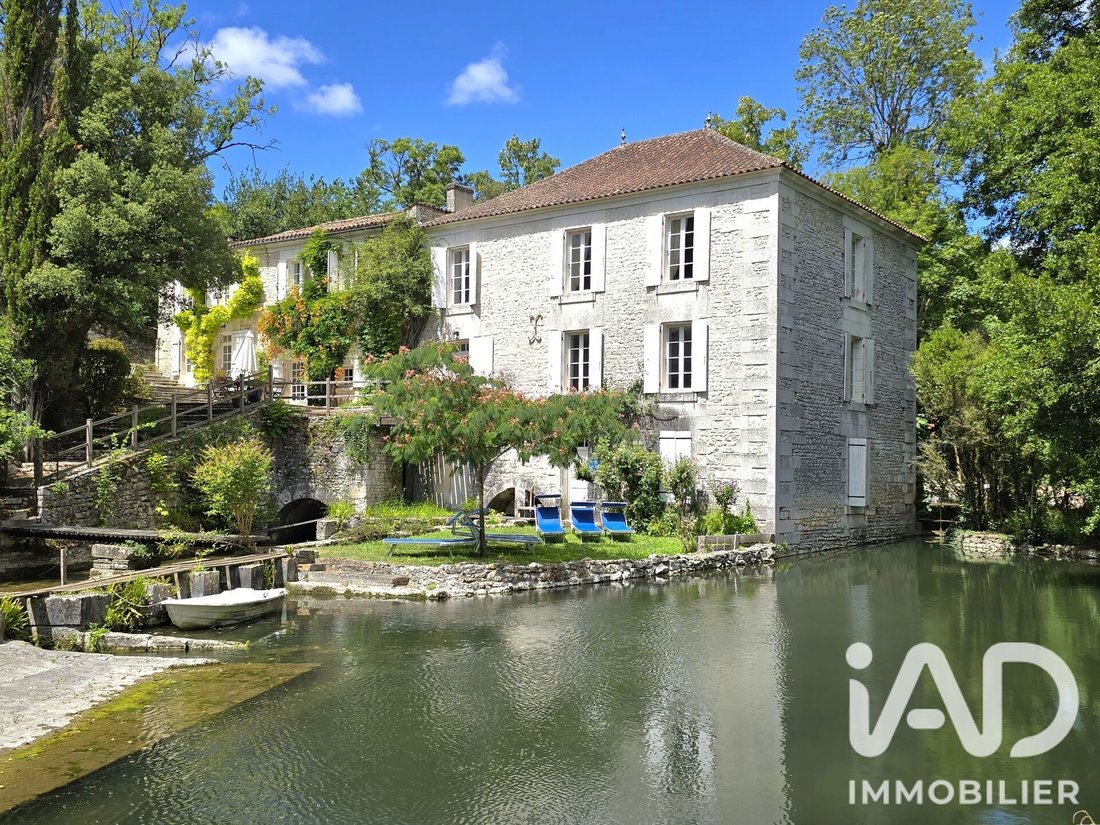 House in Gensac-la-Pallue, Nouvelle-Aquitaine, France 1 - 17481108