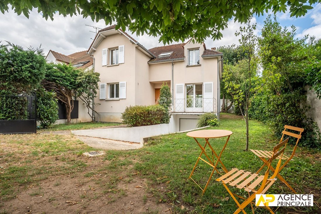 House in Napoleon, Maisons-Laffitte, France 2 - 18474488