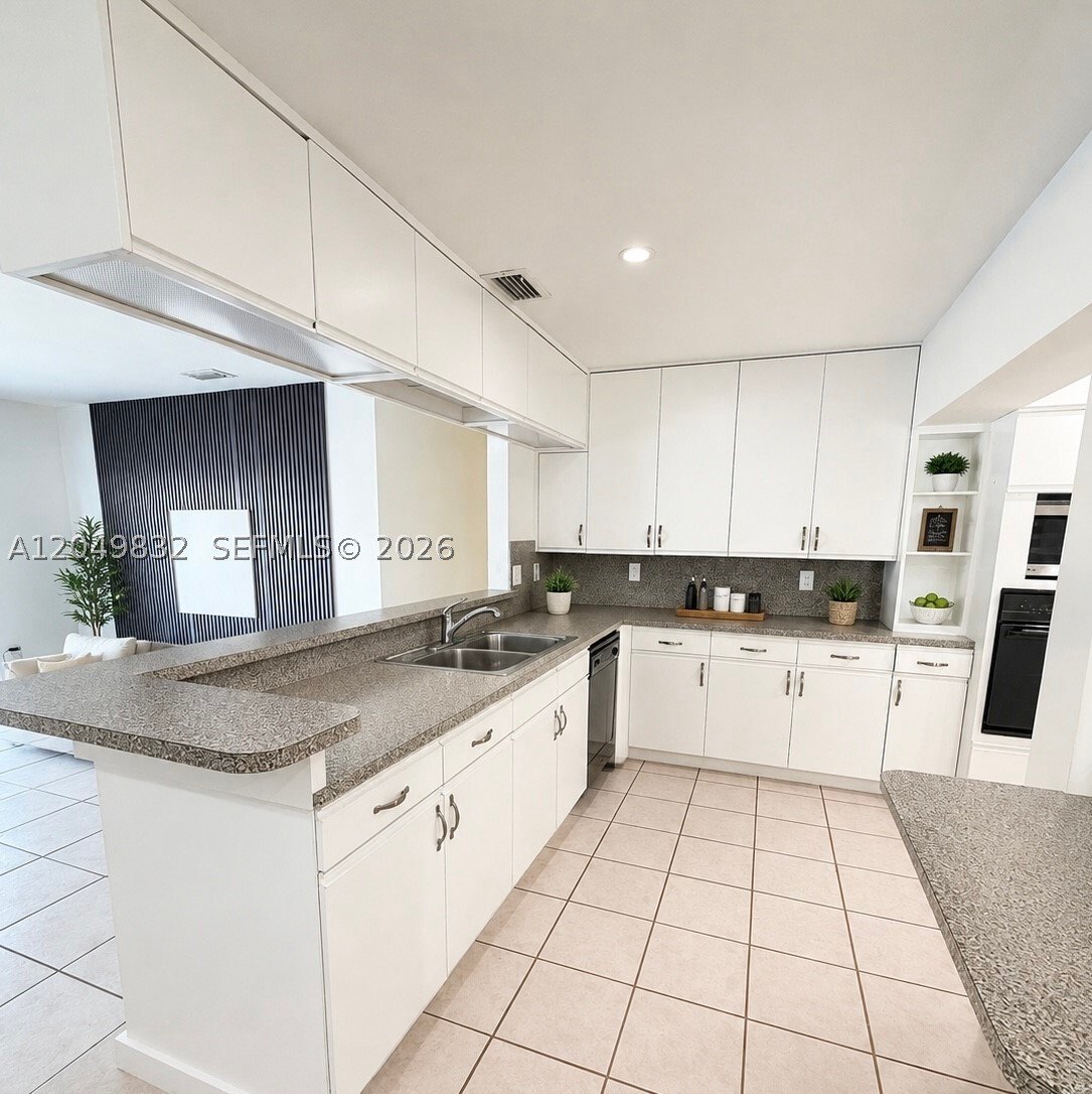 House in Miami, Florida, United States 5 - 18416328