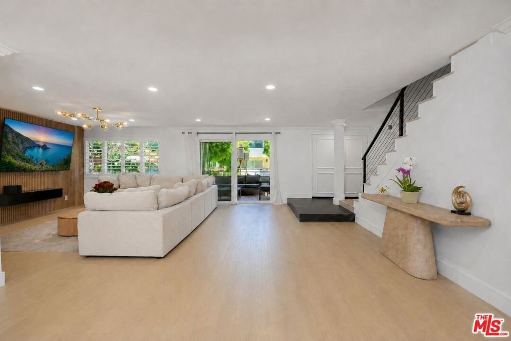 Condo in Los Angeles, California, United States 5 - 18018871
