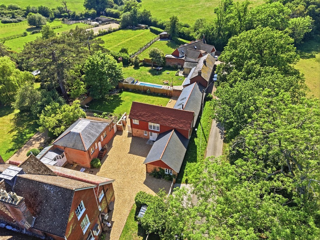 House in Povey Cross, Charlwood, England 3 - 18475212