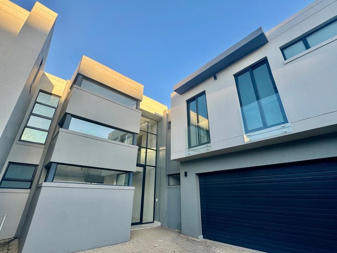 House in Broadacres, Gauteng, South Africa 1 - 18476851