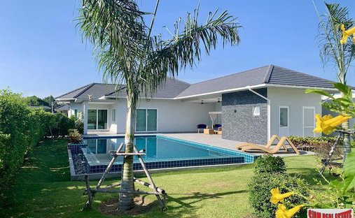 Villa in Nong Pla Lai, Chon Buri, Thailand 1