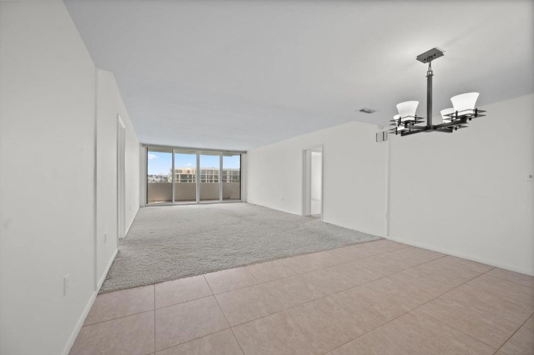 Co Op in Palm Beach, Florida, United States 2 - 18476454
