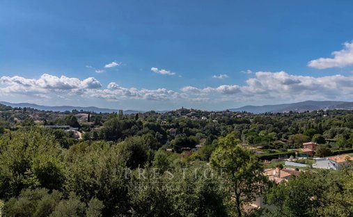 Land in Châteauneuf-Grasse, Provence-Alpes-Côte d'Azur, France 1