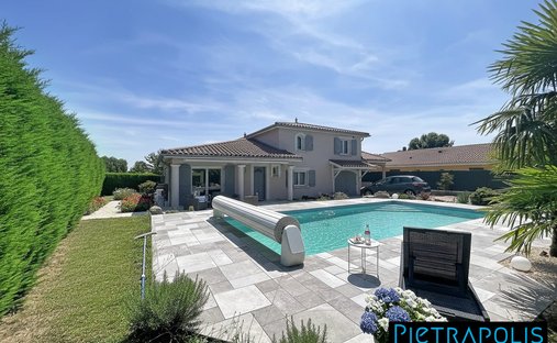 Villa in Arrondissement of Bourg-en-Bresse, Auvergne-Rhône-Alpes, France 1