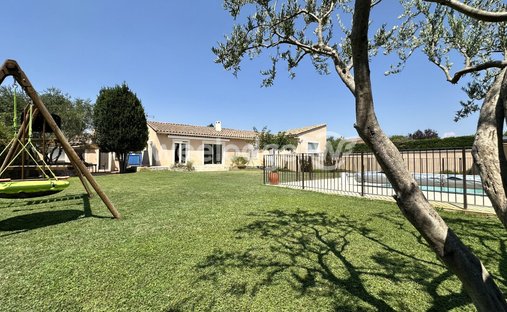 House in Ouest, Entraigues-sur-la-Sorgue, France 1