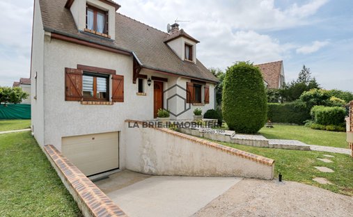 House in Les Sablons, Villecresnes, France 1
