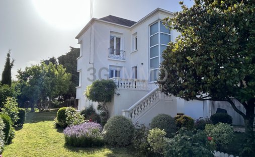 House in Saint-Cyr-sur-Loire, Centre-Val de Loire, France 1