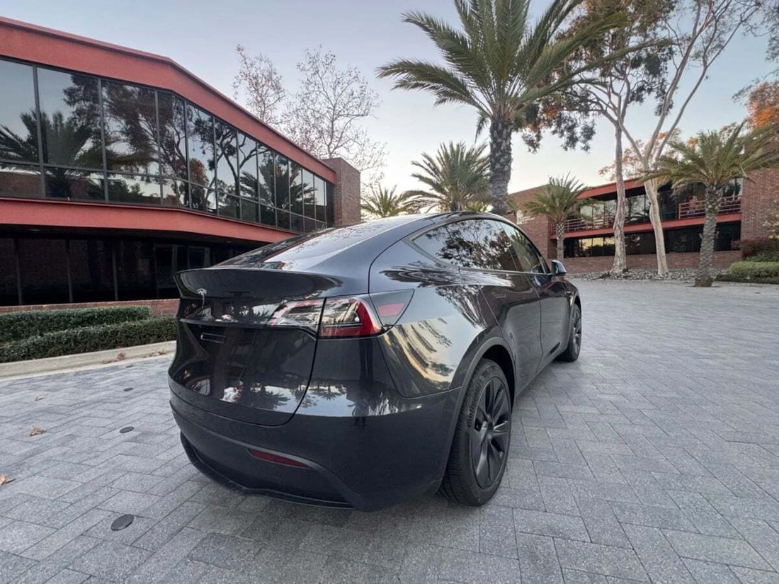 Suv in Newport Beach, CA, United States 5 - 18481720