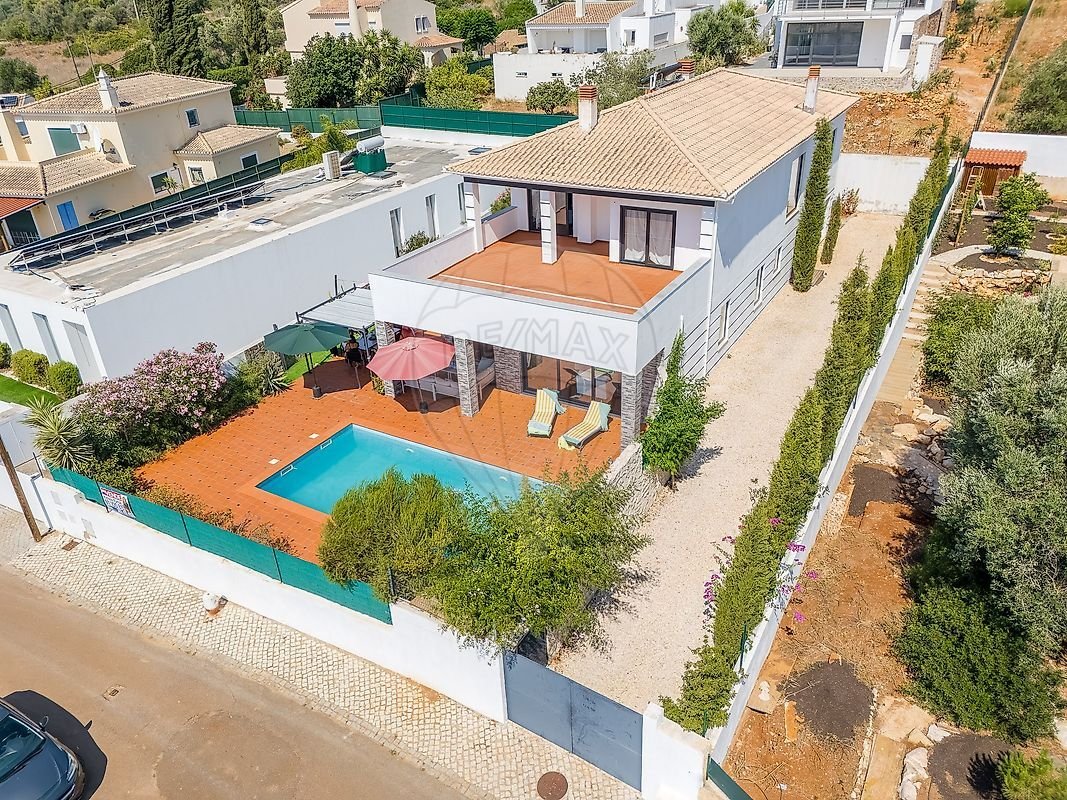 Villa in Mexilhoeira Grande, Algarve, Portugal 1 - 18482478