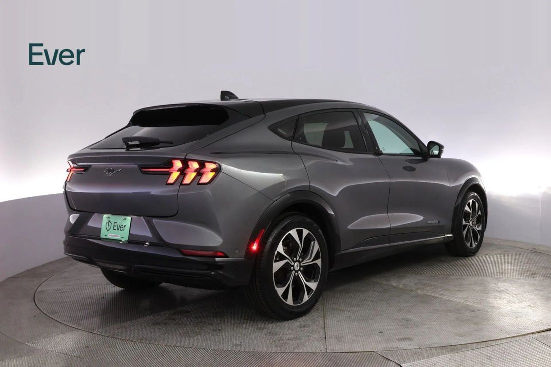 Suv in San Francisco, CA, United States 3 - 17940074